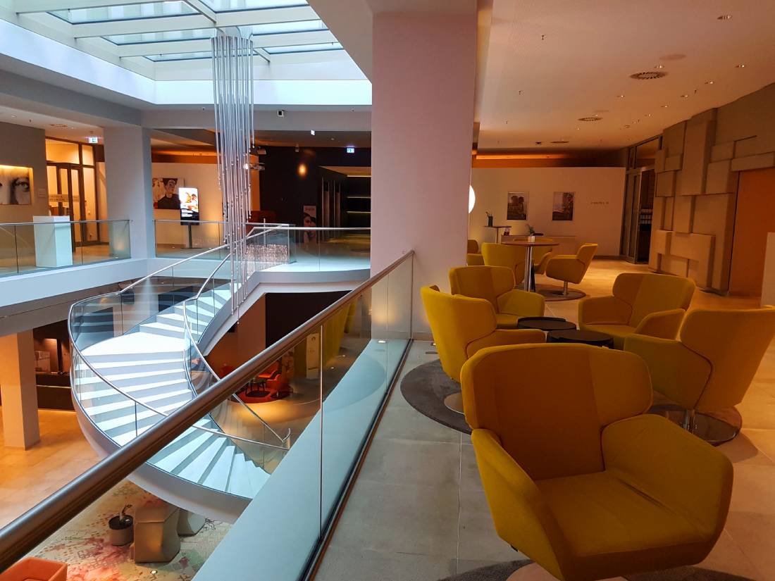 Hotellobby mit gelben Sesseln
