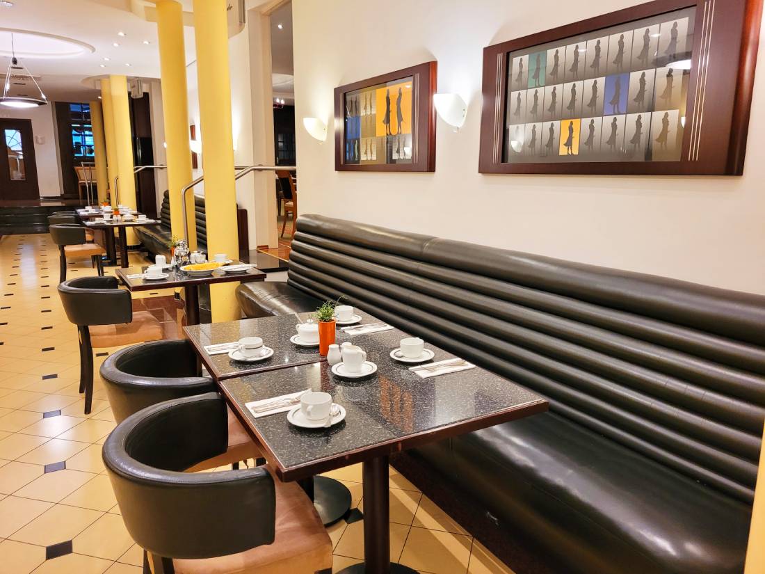 Moderne Restauranteinrichtung mit Tischen, Stühlen und Sitzbank