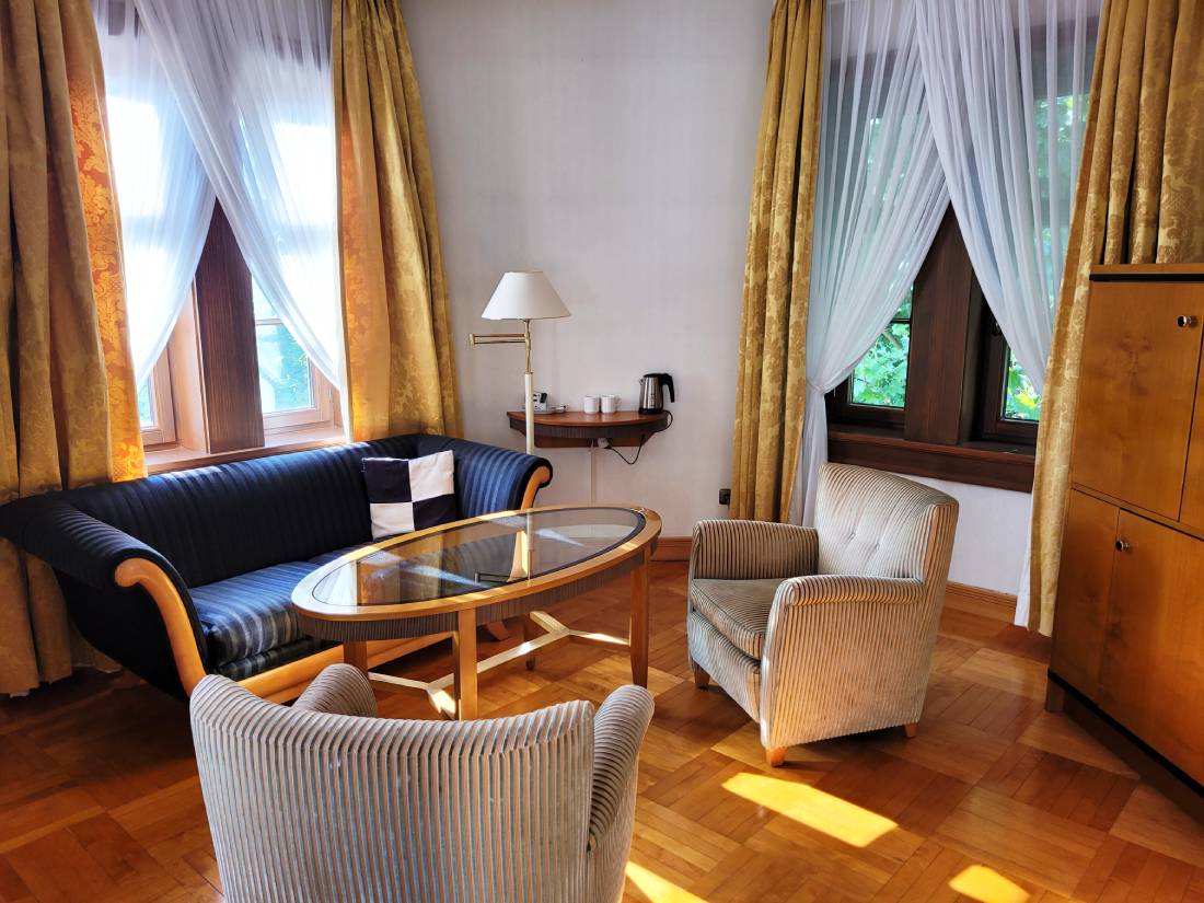 Wohnzimmer im historischen Stil mit Sofa und Sesseln