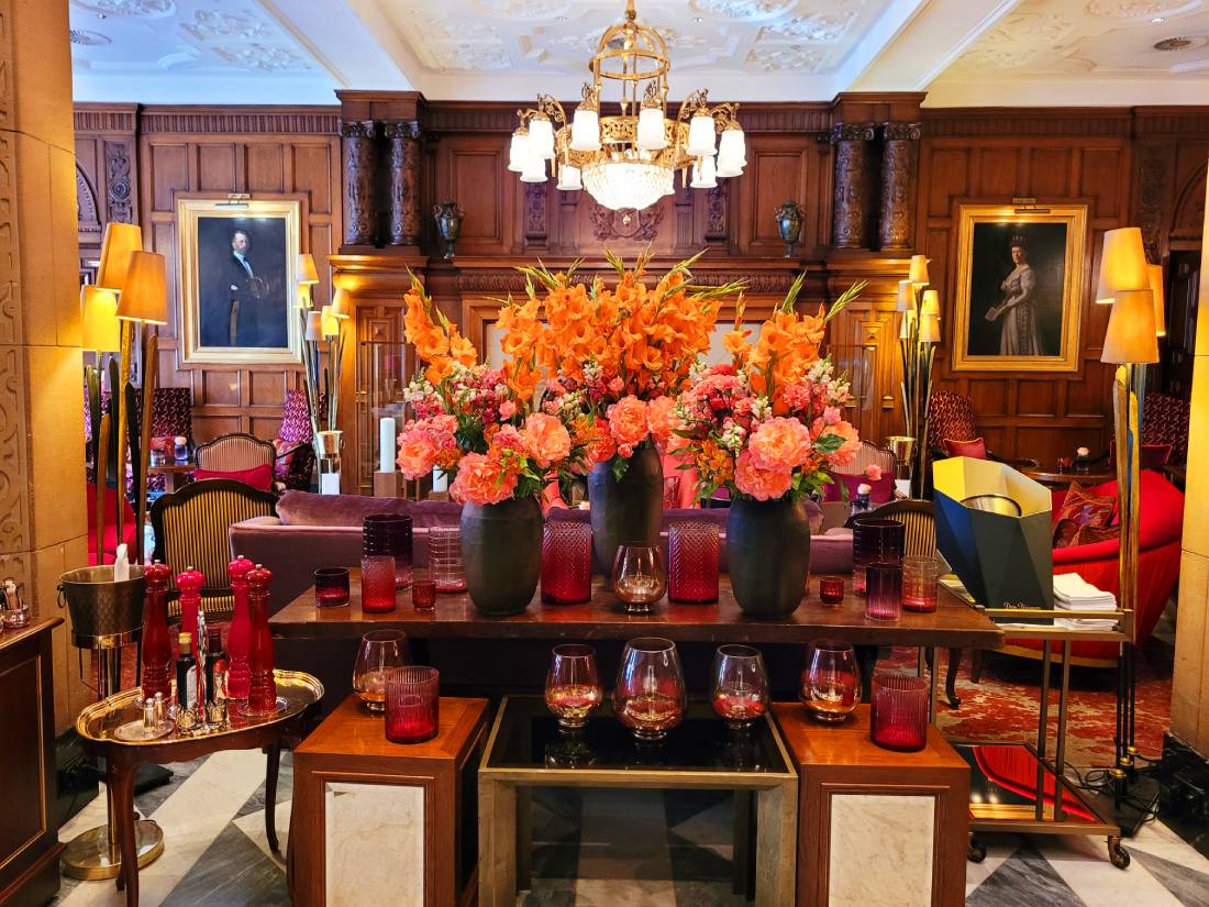 Opulente Blumendeko, Windlichter, Vasen, Kronleuchter, Gemaelde in der Wohnhalle Hotel Vier Jahreszeiten Hamburg